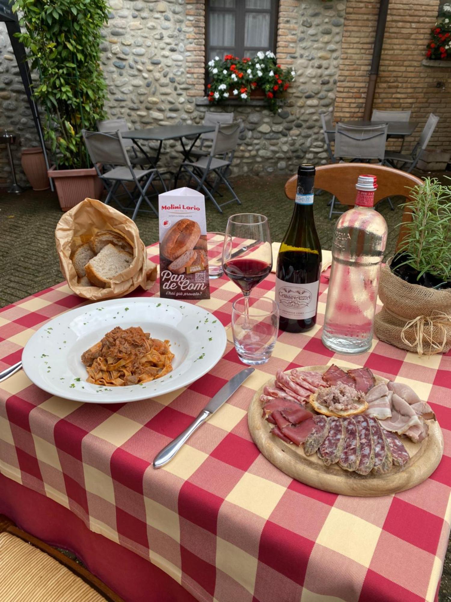 Agriturismo Cassinazza Orsenigo Buitenkant foto